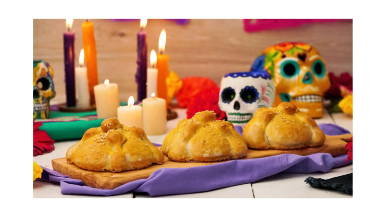 Pan de muerto, calaveritas de azúcar y fruta, protagonistas en el altar de Día de Muertos